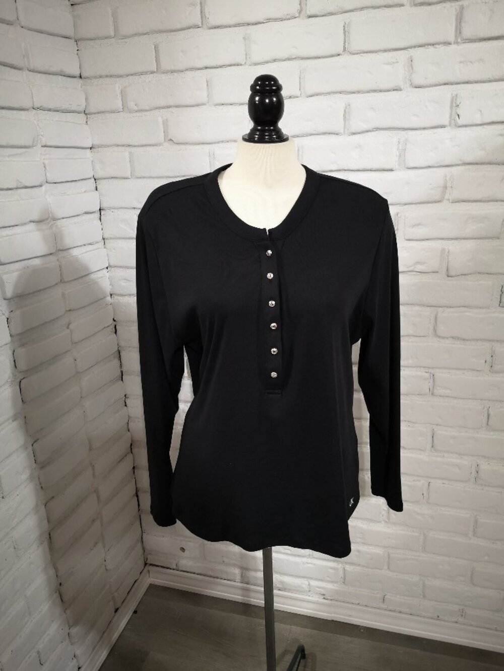 Calvin Klein Ladies Size XXL Black w/ Silver Tone V-neck Long Sleeves T-shirt